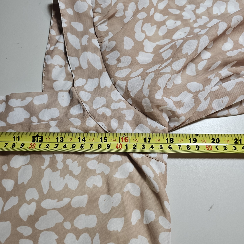 Chic Beige And White Patterned Blouse - image 4